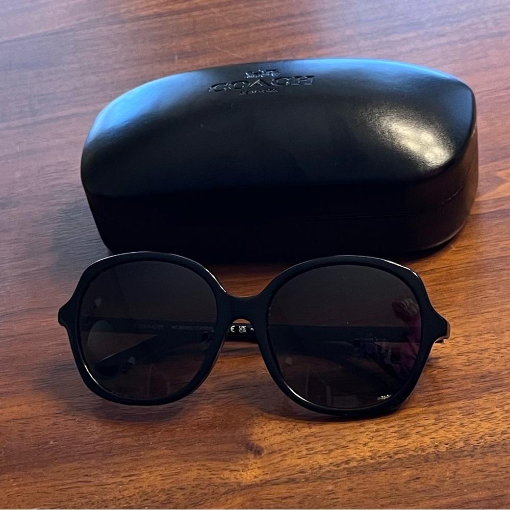 Coach Black Round Women's Sunglasses with Black Case - Picture 1 of 4